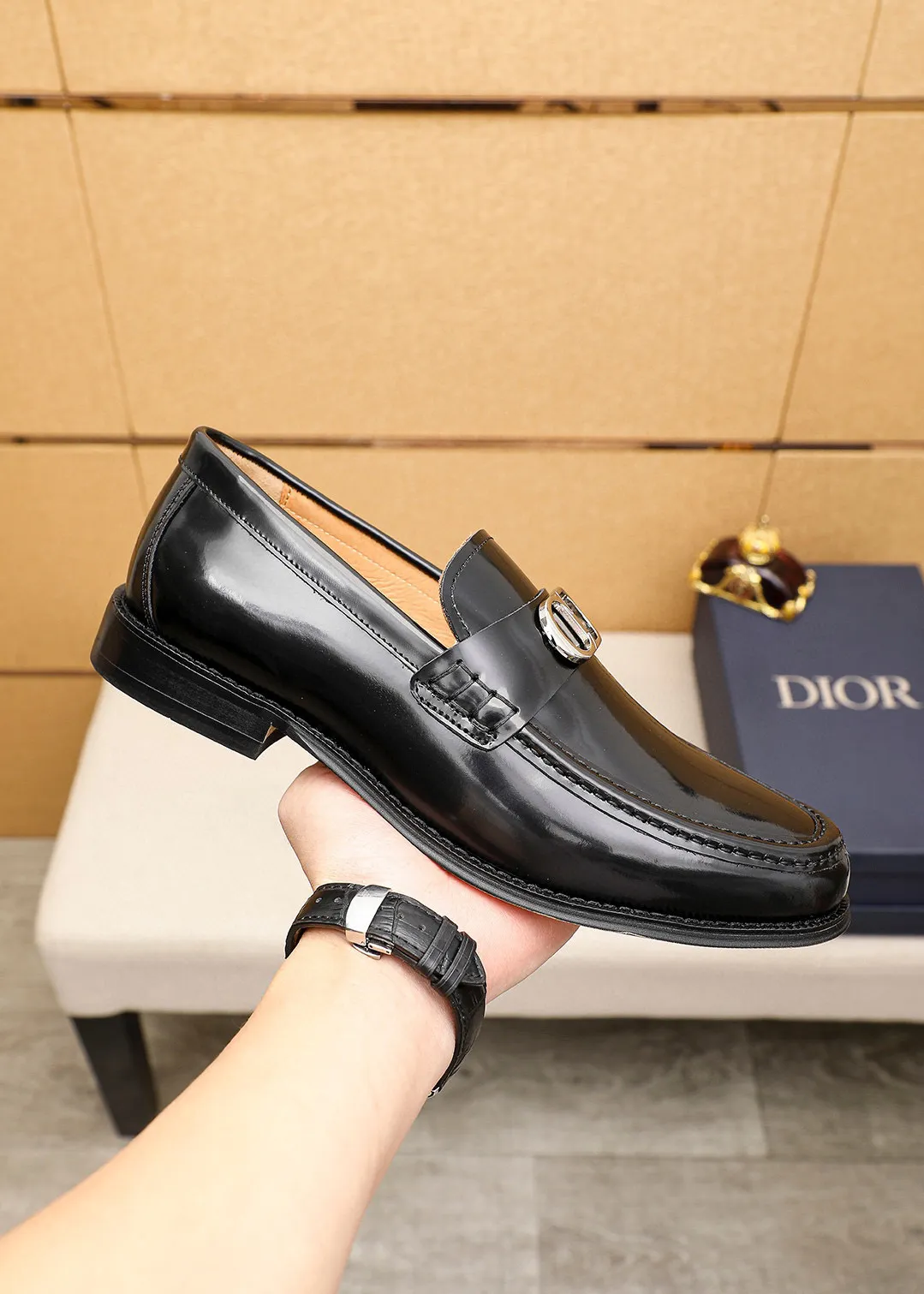 Men's shoes 💰480 💐 Product trademark: Dior "Dior" casual leather shoes Regular size: 39-44 (45🉑️customized) Product materials: Selected Italian imported first-layer beaded cowhide upper + classic hardware buckle, imported water-dyed 🐂 cowhide lining. Strong three-dimensional visual effect, original outsole color: 1⃣️color optional
